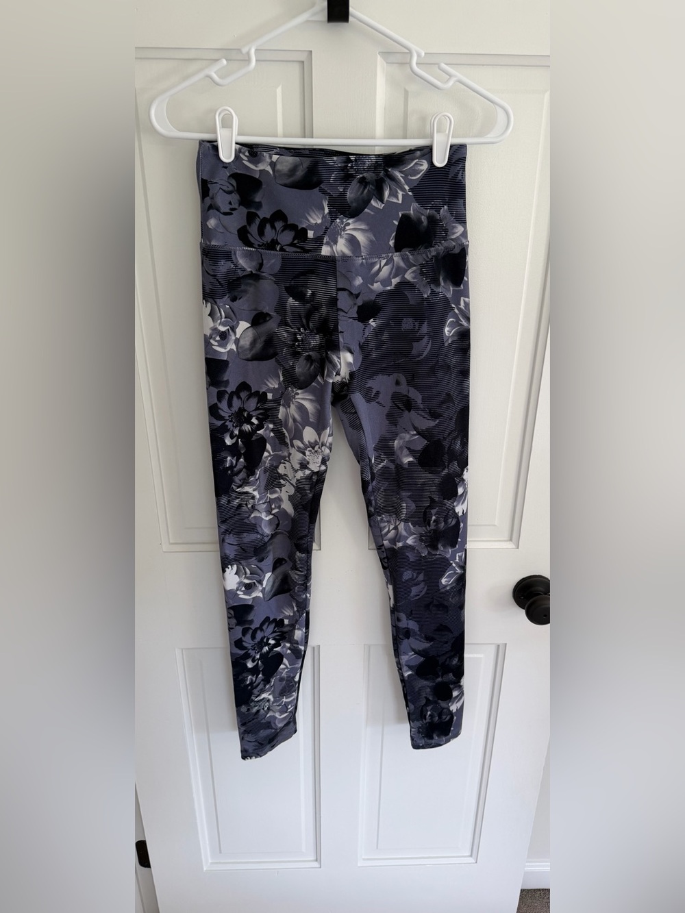 Balance Collection Gray Floral High Rise Cropped Leggings Size Medium‎